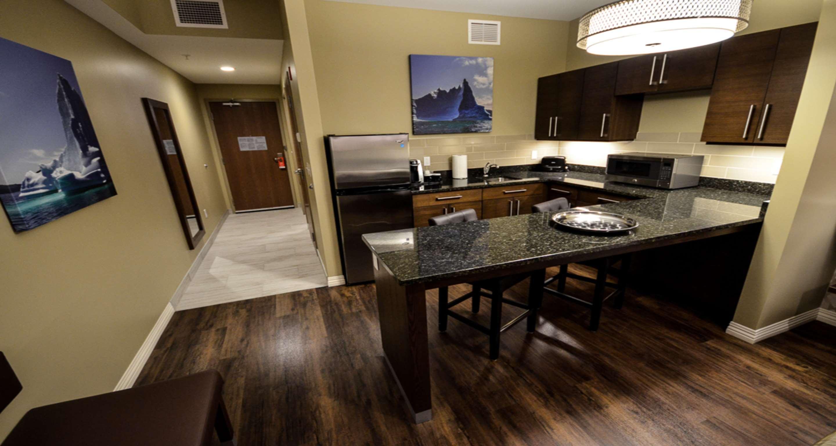 Best Western Plus St. John'S Airport Hotel And Suites Eksteriør billede